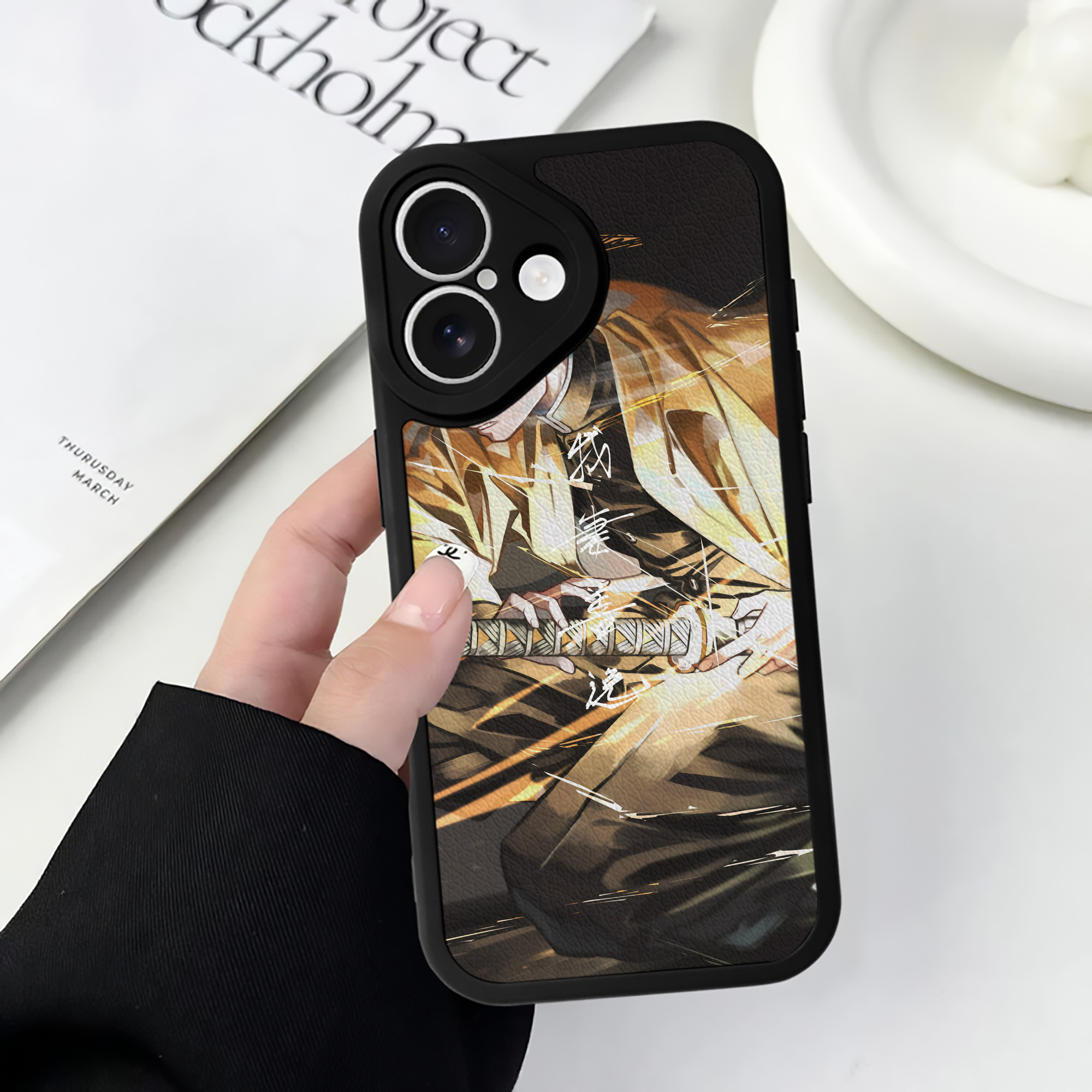 （画像用） 鬼滅の刃（きめつのやいば）我妻 善逸／あがつま ぜんいつ Agatsuma Zenitsu 【iPhone 16シリーズ対応】シリコンスマホケース（レザー調） 材質：シリコン